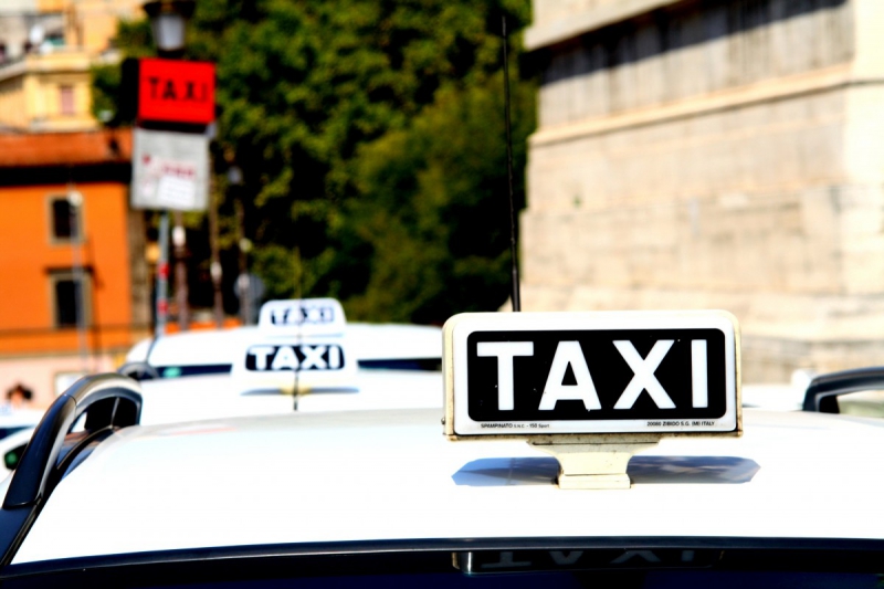 taxis-LA CROIX SUR ROUDOULE-min_taxi_auto_rome_road_white-1051610